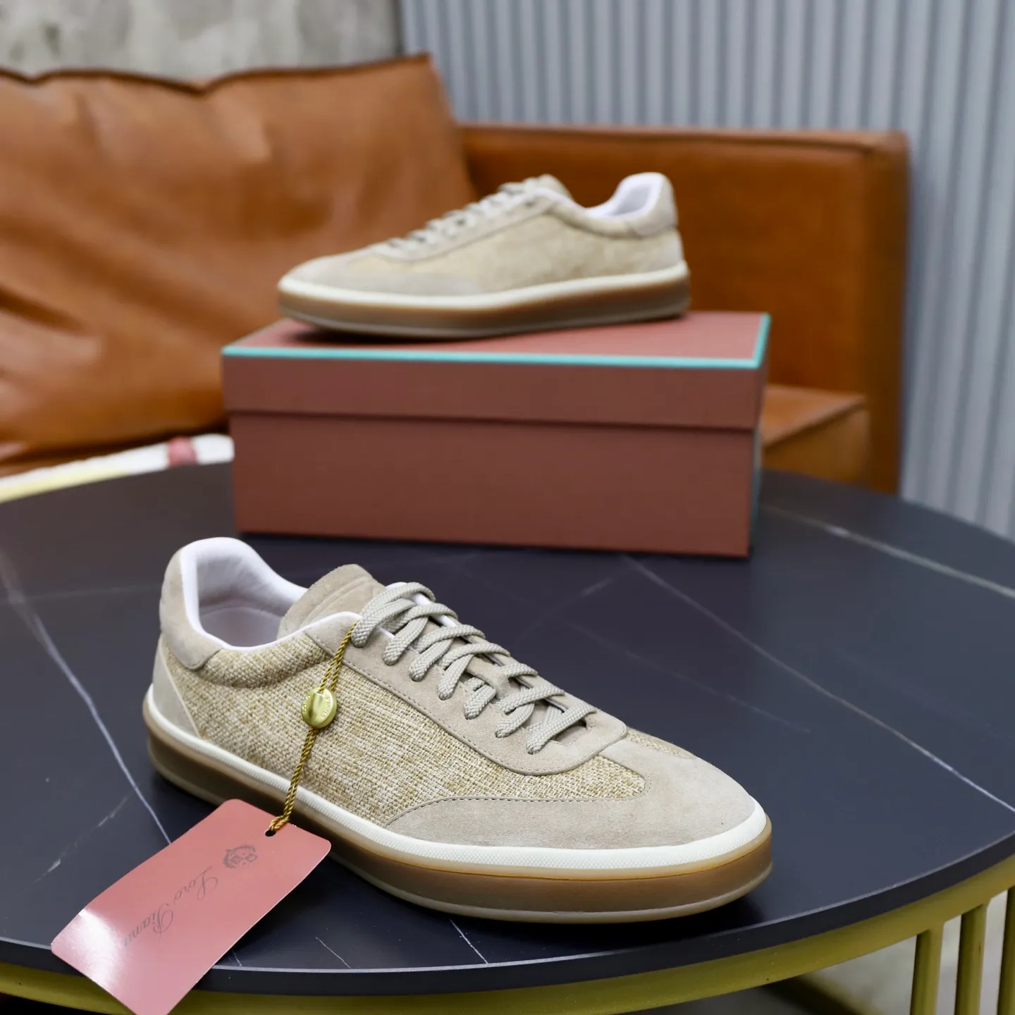 Ex-factory price: 540💰Loro Riana men’s moral training sneakers! Made from high-quality materials and designed in a low-cut silhouette, it offers an elegant and stylish look that's suitable for year-round wear. The unique double-layer sole aesthetic design, caramel cup-shaped outsole is decorated with off-white rubber trim, creating an attractive color combination. Pair with tailored pieces or jeans for a sophisticated yet casual look. The heel is decorated with soft cow leather tongue with Kummel color inserts and cotton laces with embossed LP logo. Upper: cow split suede stitching knitted fabric. Lining: original thickened soft sheepskin. Size: 38-39-40-41-42-43-44 (customized in 45.46)